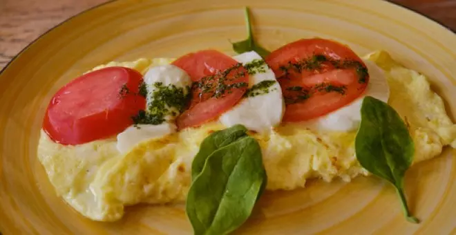 Pato confinado - Receta de tortilla caprese: la ingeniosa fusión entre dos clásicos