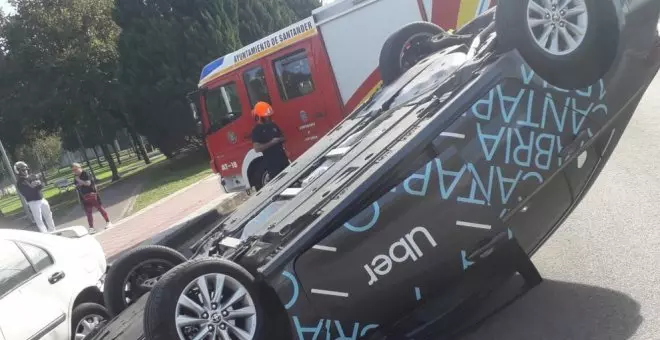 Herido un conductor de Uber tras volcar su coche en Nueva Montaña