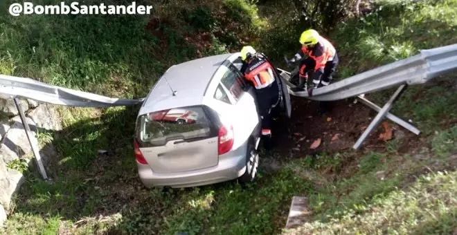 Dos personas heridas tras salirse de la vía y caer con su vehículo por un terraplén en Parbayón