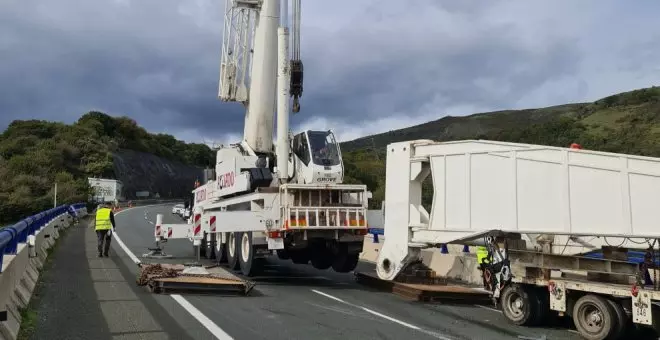 Dos grúas de gran tonelaje retirarán el transporte especial accidentado en la A-67 en Lantueno