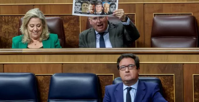 Feijóo se olvida del "giro social" y lanza al PP a embarrar con ETA empujado por Ayuso