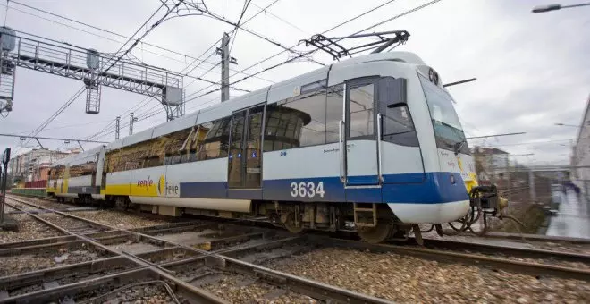 Evacuados los pasajeros del tren Bilbao-Santander tras averiarse en Treto y tras dos horas atrapados dentro