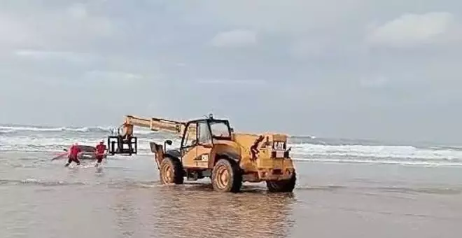 El coche que entró y encalló en la playa de Oyambre se saldó con 350 euros por falta leve