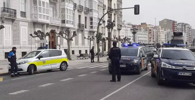 Herida una conductora tras chocar contra una furgoneta, subirse a la acera e impactar contra un portal