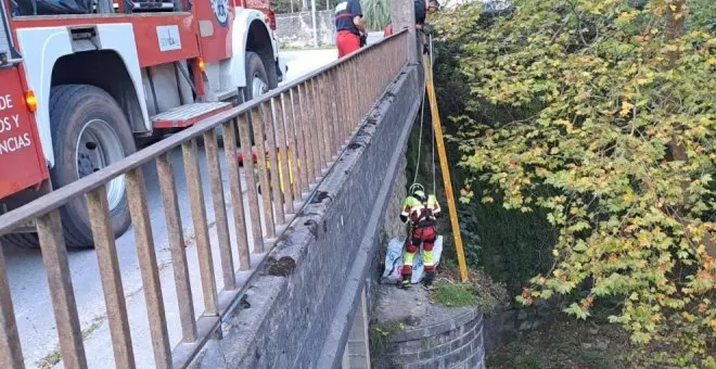 Rescatan a un perro atrapado en una pilastra del puente de Las Caldas del Besaya