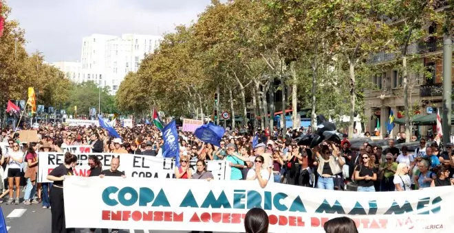 Milers de persones es manifesten en contra de la Copa Amèrica i reivindiquen que Barcelona "no es ven"