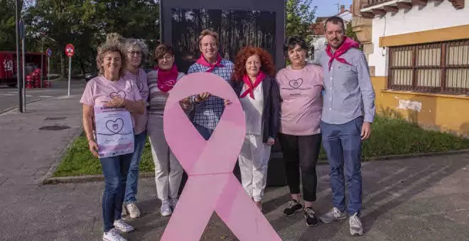 El municipio rinde homenaje a la presidenta de las Anjanas Solidarias en la XI Marcha Contra el Cáncer de Mama