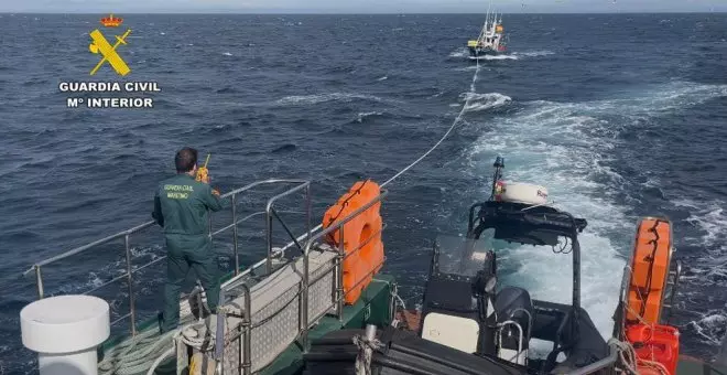 La Guardia Civil auxilia a un pesquero a la deriva a cuatro millas de Oriñón