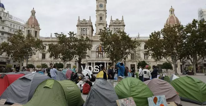 La acampada por la vivienda de València continúa tras su segunda noche