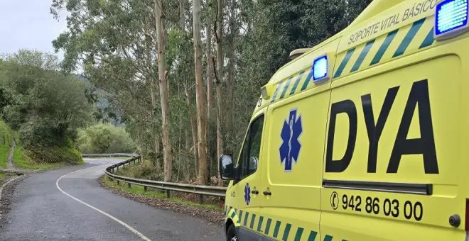 Un ciclista cae al suelo en la Subida a la Granja a la altura de Guriezo