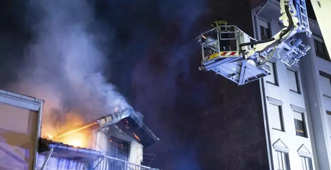 Tres muertos al derrumbarse un edificio por una explosión de gas en Santander