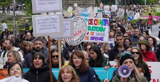 Miles de personas salen a la calle en Santiago para denunciar "la propaganda y los recortes" de la Xunta en educación