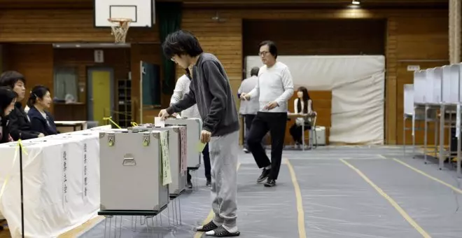 Japón acude a las urnas en más de 45.000 colegios electorales mientras el partido gobernante podría perder la mayoría