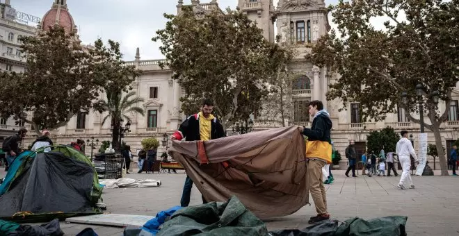 Retiran la acampada instalada en la plaza del Ayuntamiento de València que protestaba por la vivienda