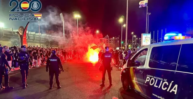 Multado con 1.500 euros el aficionado del Sporting que lanzó una bengala antes del partido contra el Racing en El Sardinero