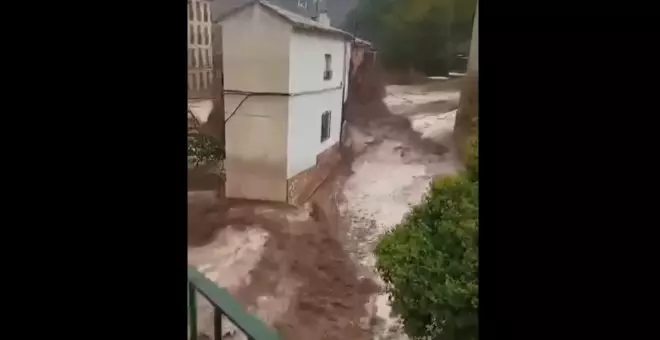 Las fuertes lluvias azotan la sierra del Segura: desbordamientos y arrastre de vehículos en Letur y Molinicos