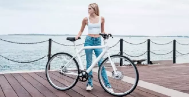 Esta minimalista y ligera bicicleta esconde un motor eléctrico y una batería de más 100 kilómetros de autonomía