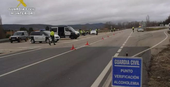 Un conductor se sale de la vía y colisiona con tres turismos aparcados tras triplicar la tasa de alcohol