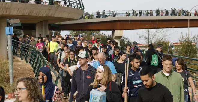 Miles de personas se desplazan a pie desde València para ayudar a las víctimas de la DANA ante un operativo insuficiente