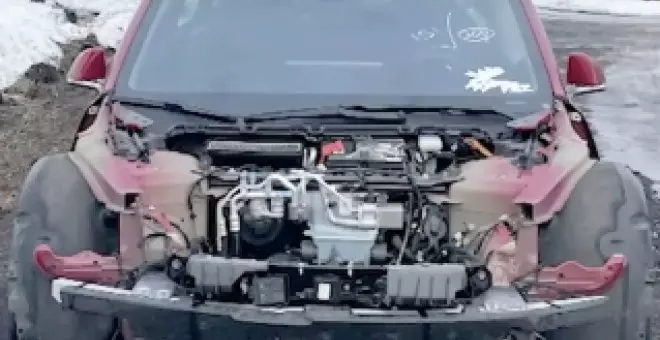 Esta es la gran sorpresa que se encontró el comprador de un Tesla hecho pedazos cuando estaba reparándolo