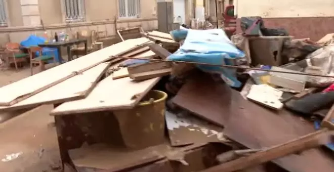 Los muebles cubiertos de barro llenan las calles de los municipios valencianos