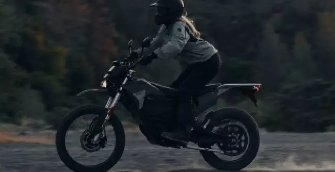 Esta moto de estilo endurero para el carné A2 no necesita gasolina y es la que utiliza la Guardia Civil en España