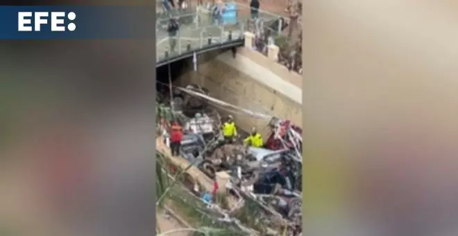 Labores de desescombro en un túnel de tren a su paso por Alfafar (Valencia)