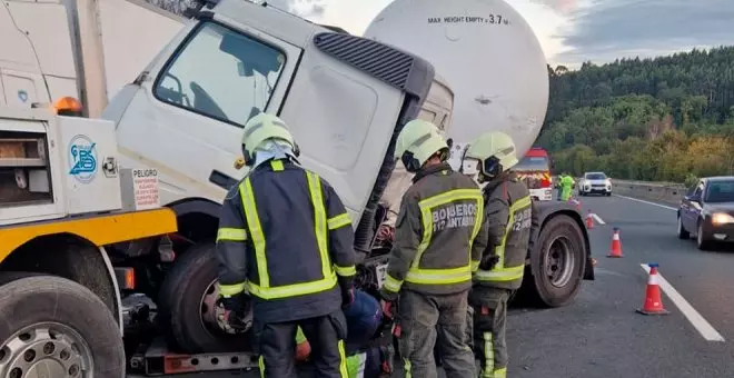 Un camión que transportaba nitrógeno líquido choca contra otro parado en la A-8