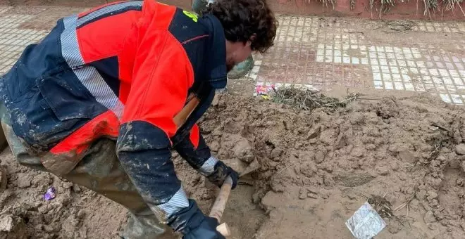 Bomberos encaran su relevo inicial en Algemesí mientras salen los primeros voluntarios