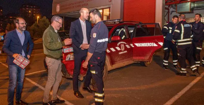 Torrelavega recibe a los primeros bomberos desplazados para ayudar en las zonas afectadas por la DANA