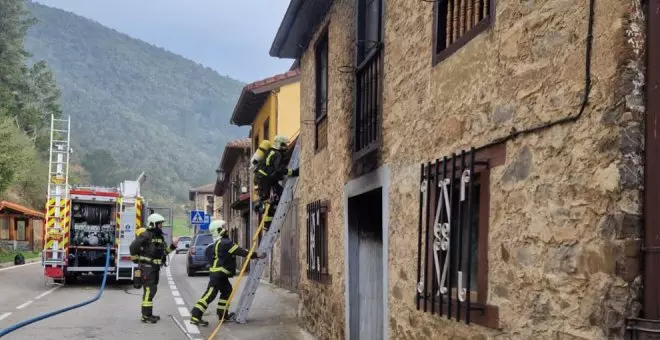 Bomberos extinguen un incendio en una vivienda de Cabezón de Liébana