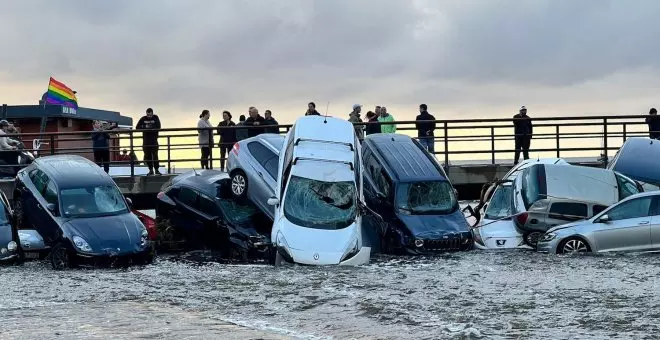 Una trentena de cotxes arrossegats per la riera a Cadaqués després d'una forta tempesta la matinada de divendres