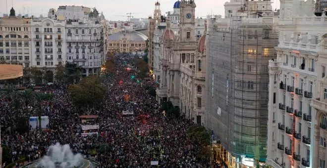 Una marea humana toma el centro de València para pedir la dimisión de Carlos Mazón