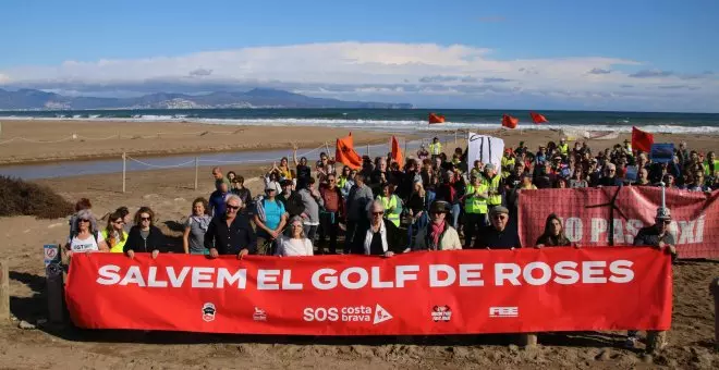 Prop de 200 persones es manifesten a l'Alt Empordà contra el macro parc eòlic marí projectat al golf de Roses