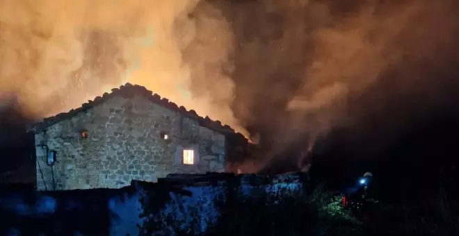 Un incendio calcina en su totalidad un caserío en Molledo