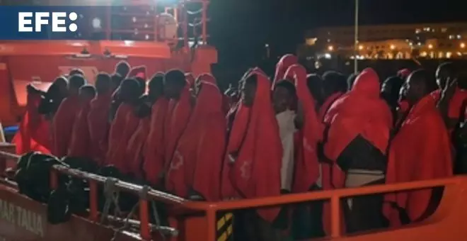 Salvamento Marítimo rescata a 71 inmigrantes en aguas del Hierro y los traslada al puerto de La Restinga