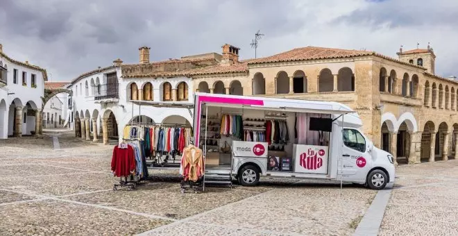 Cáritas promueve la ropa de segunda mano con los 'fashion-truck'