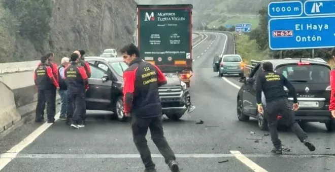 Bomberos que acudían a Valencia para relevar en la ayuda por la DANA asisten en un accidente en la A-8