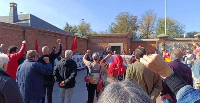 Activistas por la memoria homenajean a los fusilados por el franquismo en Madrid y exigen la restitución del memorial