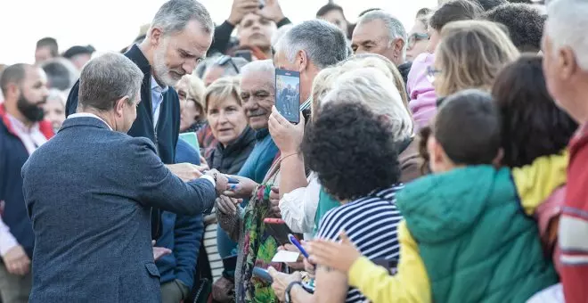 Los reyes, acompañados por Page, cambian insultos por ovaciones en su primera visita a Letur tras la trágica riada