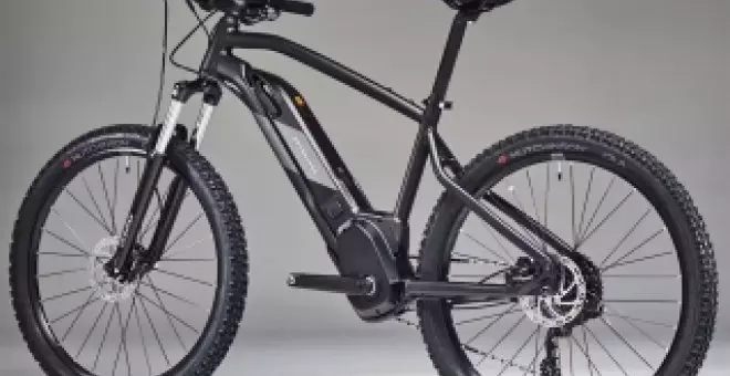 Esta bicicleta eléctrica de la marca barata de Decathlon con batería LG y motor central tiene garantía de por vida