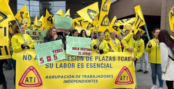 Más de 200 personas se concentran en protesta de la supresión de 13 puestos de TCAE en el Servicio de Rayos: "Es una caza de brujas, con nocturnidad y alevosía"