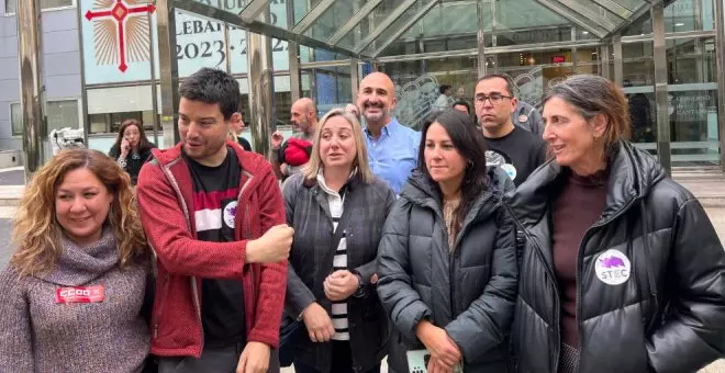 Los docentes denuncian que el PP les mantiene encerrados bajo llave en la sala de prensa, sin ventanas y sin poder introducir comida ni ropa