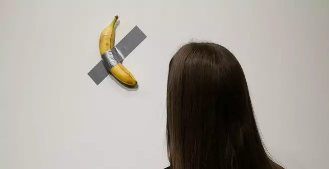 La obra de arte de una banana pegada a la pared se vende en una subasta por 6,2 millones de dólares