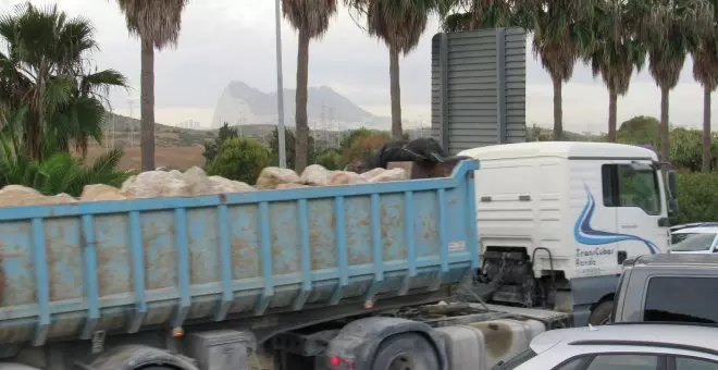 Miles de toneladas de piedra de una cantera en Málaga rellenan el mar en Gibraltar incumpliendo la ley ambiental española