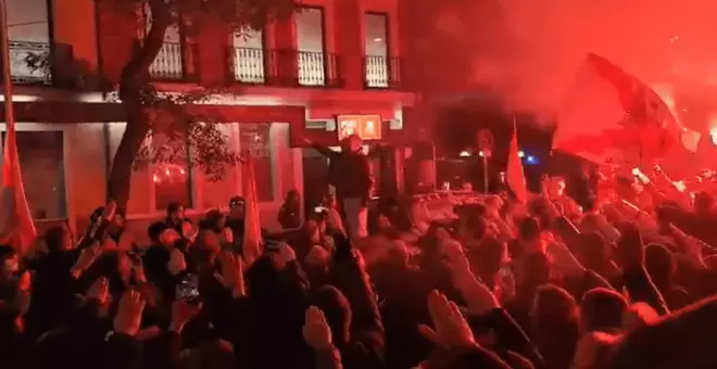 Un grupo de falangistas entona el 'Cara al sol' frente a la sede del PSOE en Ferraz