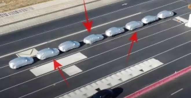 Varios coches misteriosos aparecen en la fábrica de Tesla en Fremont, ¿qué esconden bajo la lona?