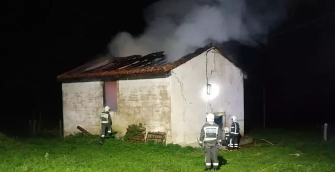 Fallecen varios animales tras el incendio en una cabaña ganadera en San Vicente de Toranzo