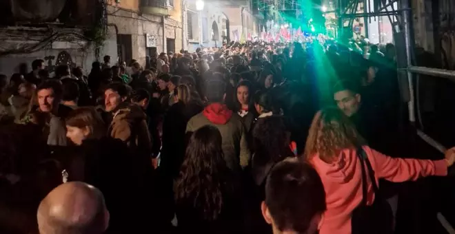 La protesta de los profesores toma fuerza con más de 2.000 manifestantes: "Silva escucha, abre la hucha"