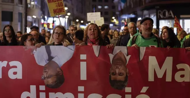 Activistas protestan en València contra la inacción climática y la gestión de la DANA